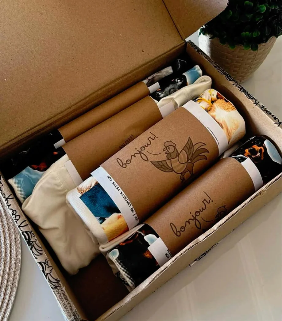 Equipe vestida com uniformes personalizados pela Bonjour Estamparia